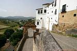 Montée de la Calle Real et Arco de Felipe V, Ronda, Espagne.