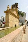 Fontaine devant l'Iglesia de Padre Jesus, Calle Santa Cecilia, Ronda, Espagne.