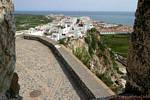 Vue sur la ville et la mer depuis le promontoire rocheux du fort, Salobrena, Espagne.
