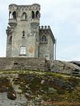 Face à la mer, vue sur le drôle de Castillo de Santa Catalina, Tarifa, Espagne.