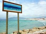 Panneau Océan Atlantique sur la digue conduisant à l'Isla de las Palomas, Tarifa, Espagne.