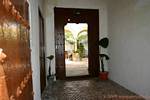 Double porte vers le patio d'une habitation traditionnelle, Tarifa, Espagne.