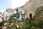 Monument du roi Sancho IV, calle Alcade Juan Nunez, Tarifa, Espagne.