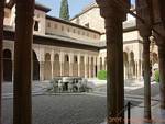 Vue depuis sous les arcades de la Cour des Lions, Alhambra Nasrides Grenade, Espagne.