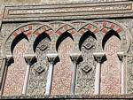 Merveille de l'art musulman sur la Puerta del Baptisterio, Mezquita, Cordoue, Espagne.