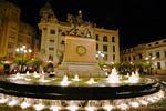 Fontaine et statue sur la Plaza de las Tendillas de nuit, Cordoue, Espagne.