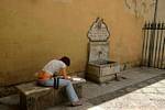 Etudiante devant la fontaine, Grenade, Espagne.