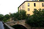 Petit pont dans la rue Nino del Royo, Grenade, Espagne.