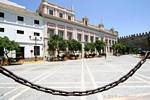 Caléches en attente sur la plaza del Triunfo, Séville, Espagne.
