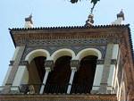 Gros-plan sur tour de de l'hôtel Alfonso XIII, Puerta de Jerez, Séville, Espagne.