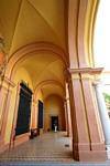 Sous les arcades du Palais gothique, Alcazar de Séville, Espagne.
