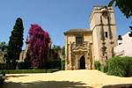 Puerta del Palacio de los Duques de Arcos, vue depuis les jardines de Olurillo, Alcazar, Sevilla, Espagne.