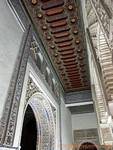 Plafond vers le Patio de las Muñecas, Alcazar de Séville, Espagne.