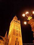 Eclairage nocturne sur la Giralda et lampadaire, Cathédrale de Séville, Espagne.