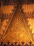 Enchevetrement sur la haut de la Puerta de la Conception la nuit, Cathédrale de Séville, Espagne.
