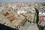 Vue sur la Plaza del Triunfo et le Palacio Arzobispal, depuis le haut de la Giralda, Cathédrale de Séville, Espagne.