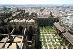 Vue sur le Patio de los Naranjos et la Puerta del Perdon depuis le haut de la Giralda, Cathédrale de Séville, Espagne.