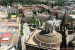 Regard sur la plaza del Patio de Bandera à gauche, Plaza del Triunfo et murailles depuis la Giralda, Cathédrale de Séville, Espagne.