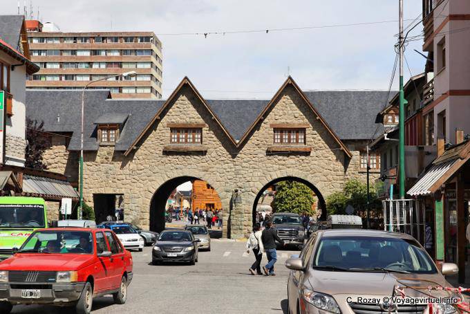 Porte avant la plaza du Centro civico, Bariloche - Argentine