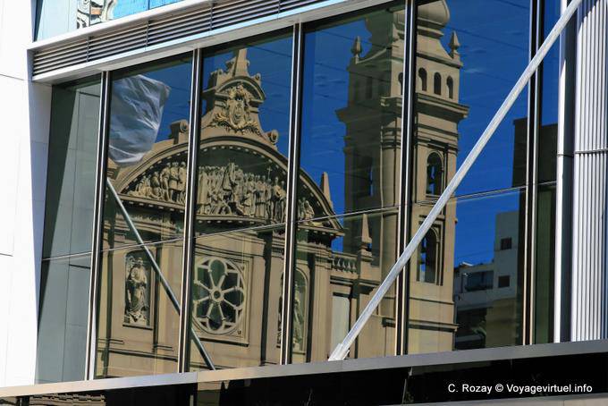 Avenida Juan Domingo Peron, reflet de la Merced, Buenos Aires - Argentine