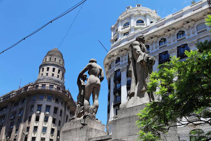 Statues à l'angle de Bartolome Mitre, Avenida Roque Saenz Pena, Buenos Aires - Argentine