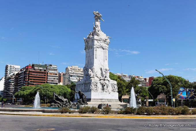 Sculpture de marbre et de bronze consacrée aux régions argentines, Avenida Sarmiento, Monumento a los Espanoles, Buenos Aires - Argentine