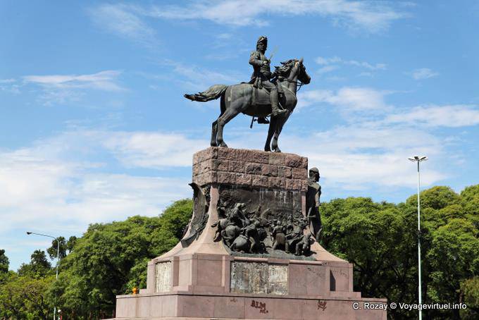 Avenida Sarmiento, statue à l'angle de Figueroa Alcorta, Buenos Aires - Argentine