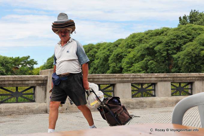 Avenida Tristan Rodriguez, homme aux chapeaux, Buenos Aires - Argentine