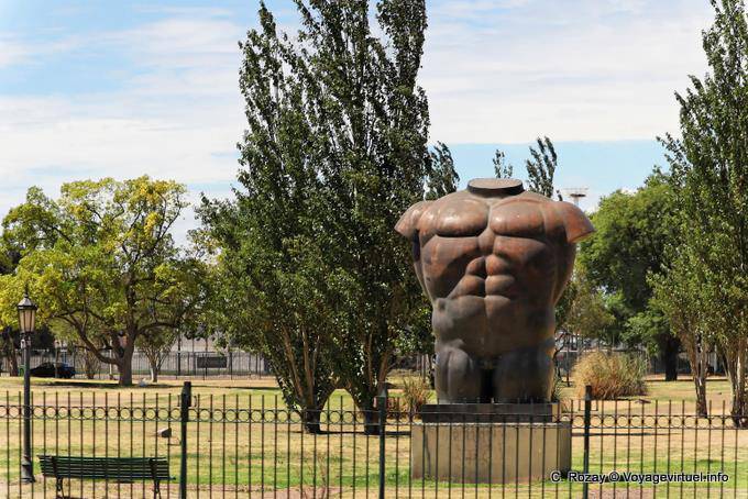 Buste sans tête, sculpture de Fernando Botero, Parque Thays, Buenos Aires - Argentine