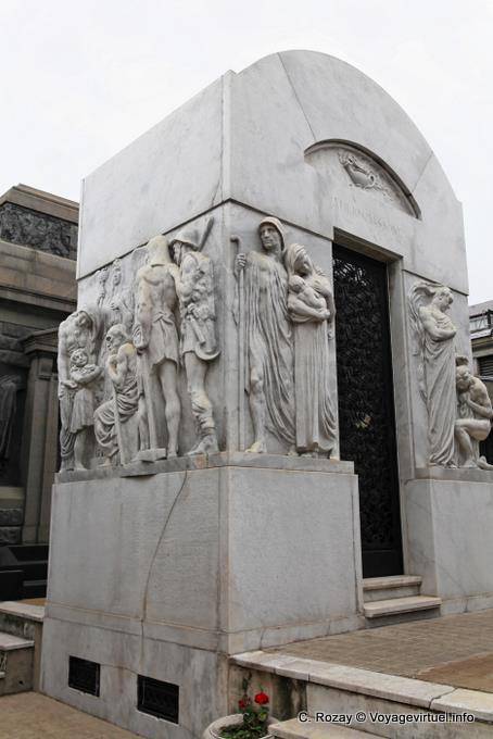 Reliefs allégoriques art Déco, mausolée Atilio Massone, Cementerio de la Recoleta, Buenos Aires - Argentine