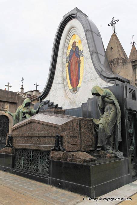 Tombeau art déco de Defferrari avec sculptures, Cementerio de la Recoleta, Buenos Aires - Argentine