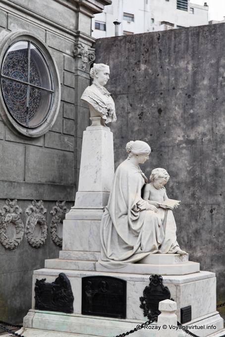 Emma Nicolay de Caprile, sculpture de Lucio Correa Morales, Cementerio de la Recoleta, Buenos Aires - Argentine