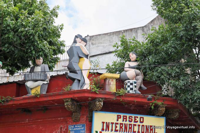 Statues sur le toit du Paseo Internacional, La Boca, Araoz de Lamadrid, Buenos Aires - Argentine