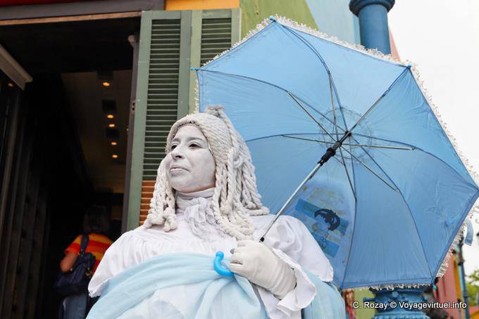 La Boca, Caminito, un mime sous un parapluie bleu, Buenos Aires - Argentine