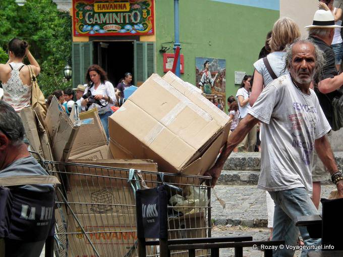 Pauvre ramasseur de cartons, La Boca, Piazoleta de les Suspiros, Buenos Aires - Argentine