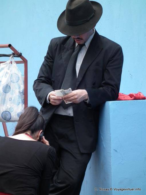 Comptage de revenus pour le danseur de tango, La Boca, Piazoleta de les Suspiros, Buenos Aires - Argentine