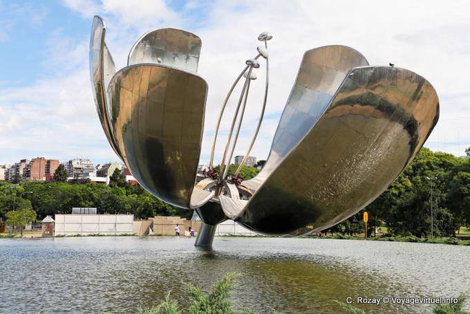 Oeuvre du sculpteur Argentin Eduardo Catalano, Plaza de las Naciones Unidas Floralis Generalis, Buenos Aires - Argentine