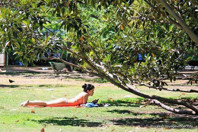 Plaza San Martin, jeune fille au soleil, Buenos Aires - Argentine