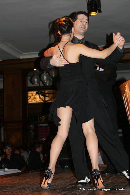 Couple et talons aiguilles, réveillon en tango au Los Billares, Buenos Aires - Argentine