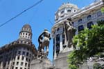 Statues à l'angle de Bartolome Mitre, Avenida Roque Saenz Pena, Buenos Aires, Argentine.