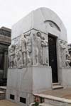 Reliefs allégoriques art Déco, mausolée Atilio Massone, Cementerio de la Recoleta, Buenos Aires, Argentine.