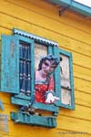 Bigoudis à la fenêtre, la Boca, Araoz de Lamadrid, Buenos Aires, Argentine.