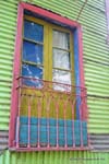 Fenêtre cassée et colorée, La Boca, Araoz de Lamadrid, Buenos Aires, Argentine.