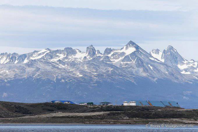 Montagnes chiliennes, paysage depuis le Canal de Beagle, Ushuaia - Argentine