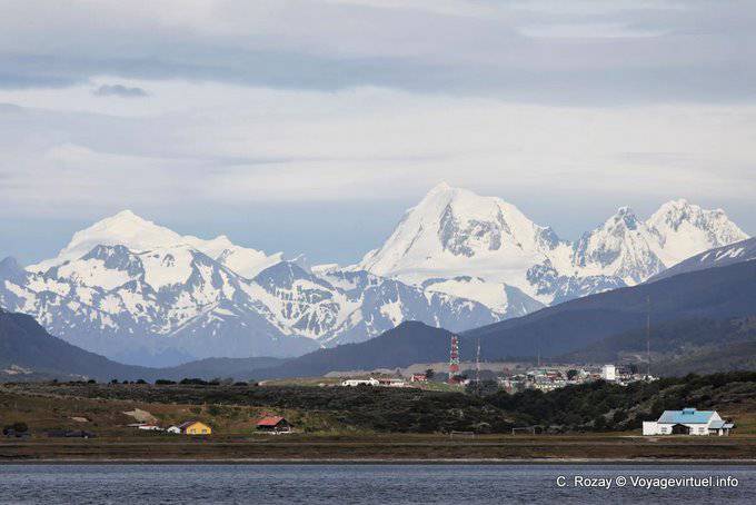 Cimes enneigées du Chili, paysage depuis Canal de Beagle, Ushuaia - Argentine