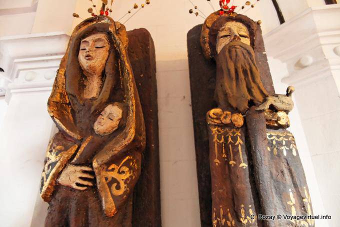 Drôles de statues en bois, Mendoza Banco Hypothecario Nacional - Argentine