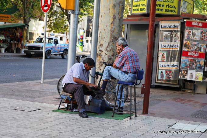 Cireur de chaussures, Mendoza Peatonal Sarmiento - Argentine