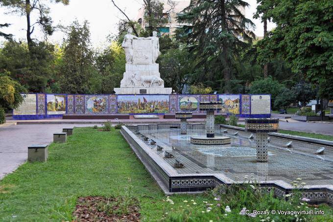 Vue générale du monument réalisé par Manuel Escudero et de sa frise céramique, Mendoza Plaza De Espana - Argentine