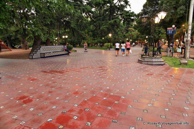Pavage rouge avec symboles, Mendoza Plaza De Espana - Argentine