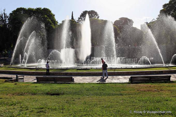 Fontaine et jets d'eau, Mendoza Plaza Independenzia - Argentine